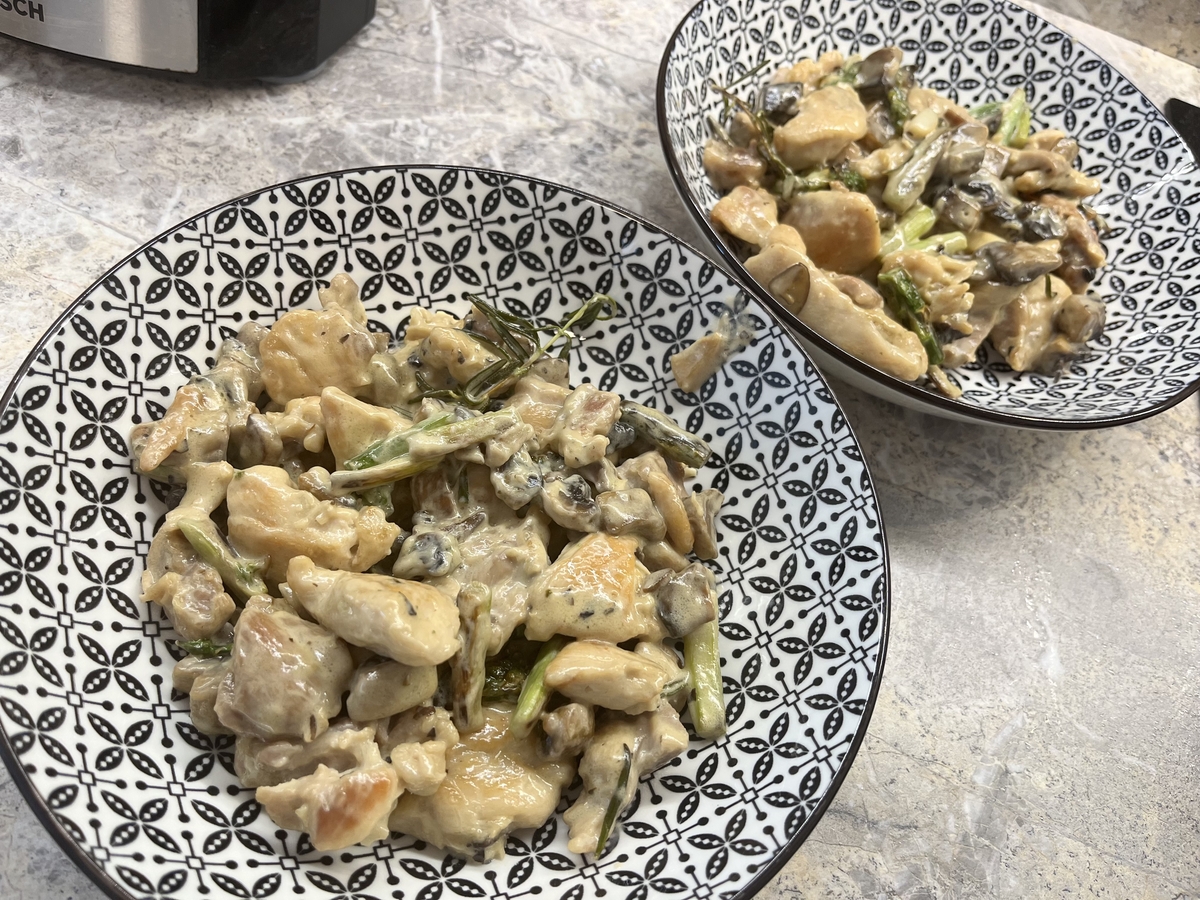 Пиле с аспержи, гъби, заквасена сметана и розмарин