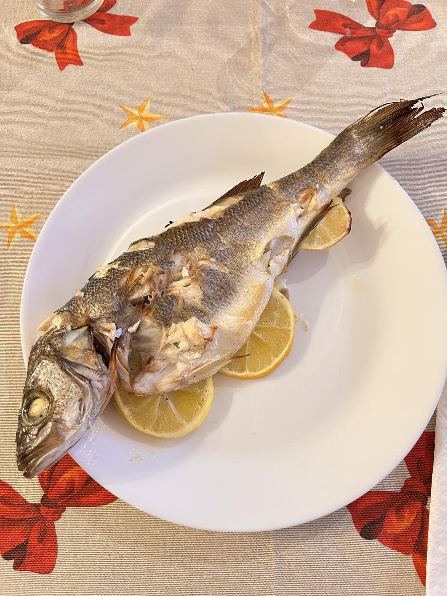 Снимка на Печен лаврак с домашни пържени картофки