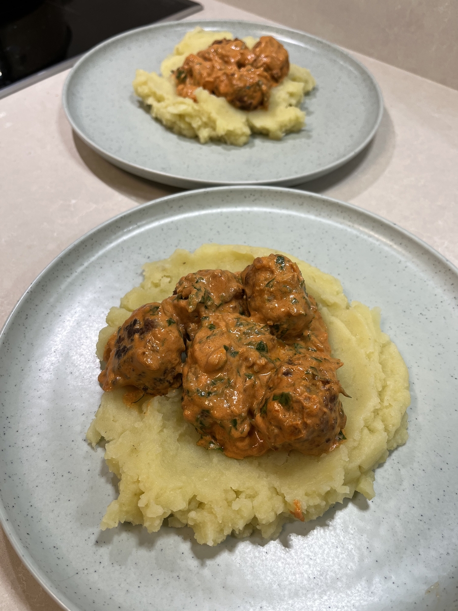 Кюфтенца със сос върху канапе от картофено пюре