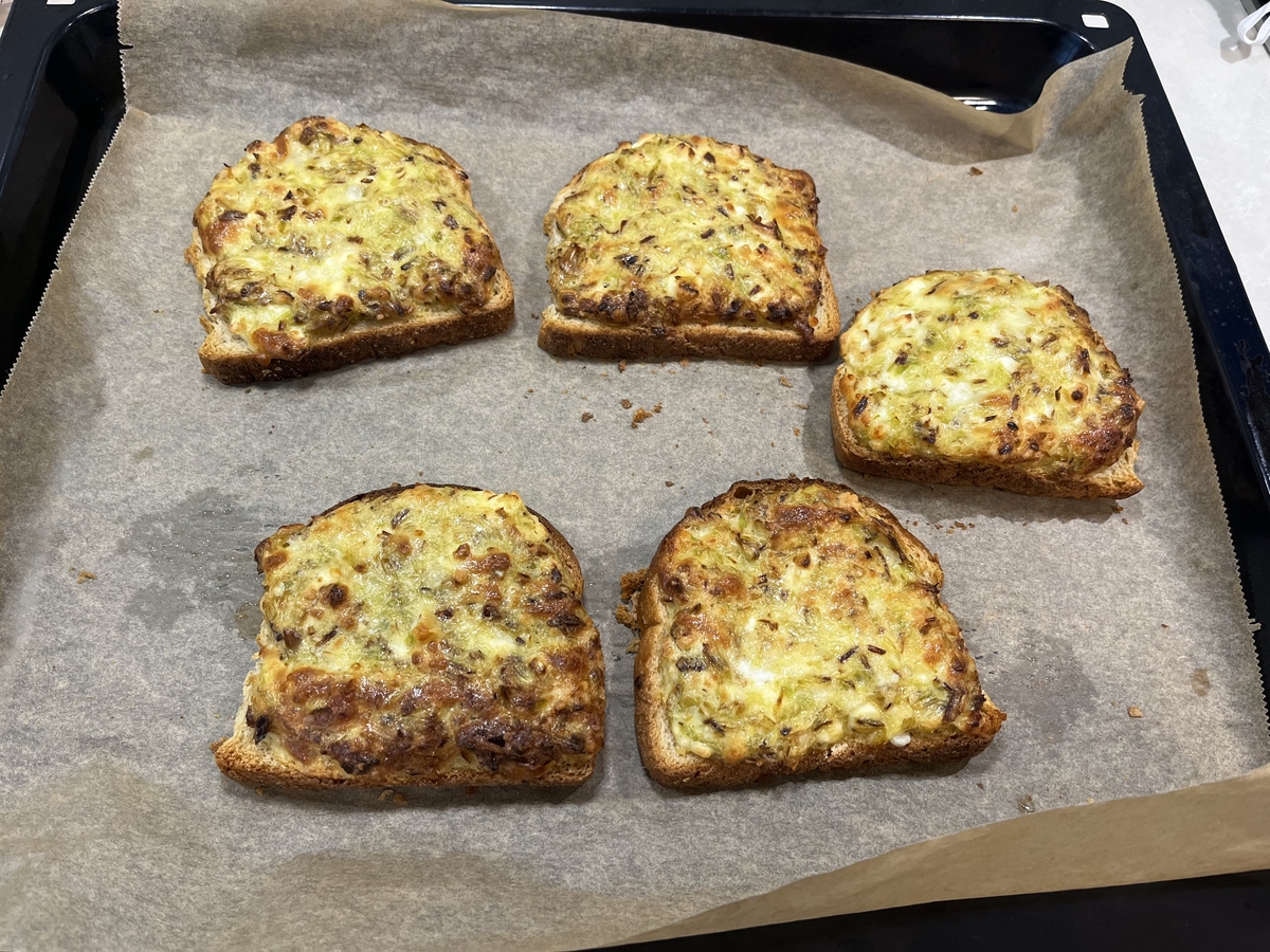 Филийки с яйца, сирене, праз и кашкавал