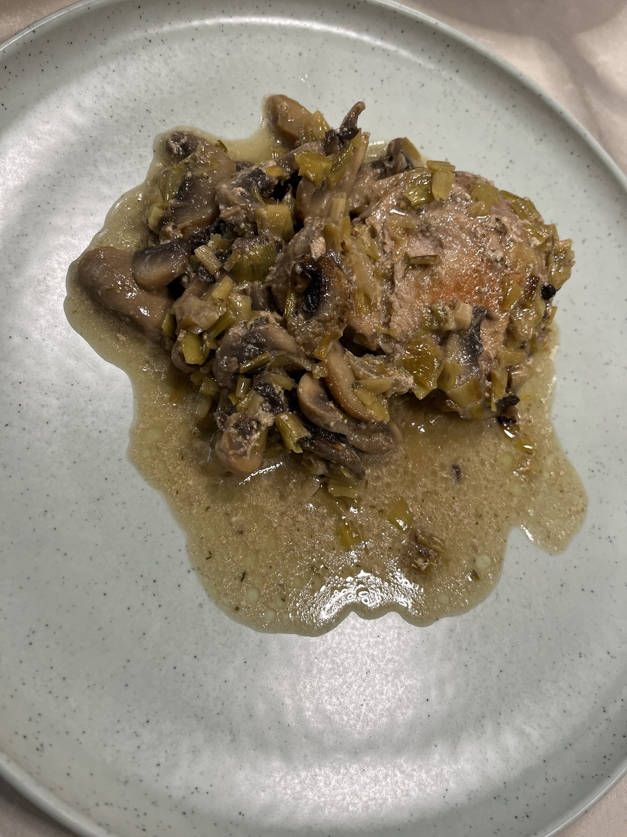 Снимка на Вратни пържоли с праз и гъби в иенски съд с крем супа от праз