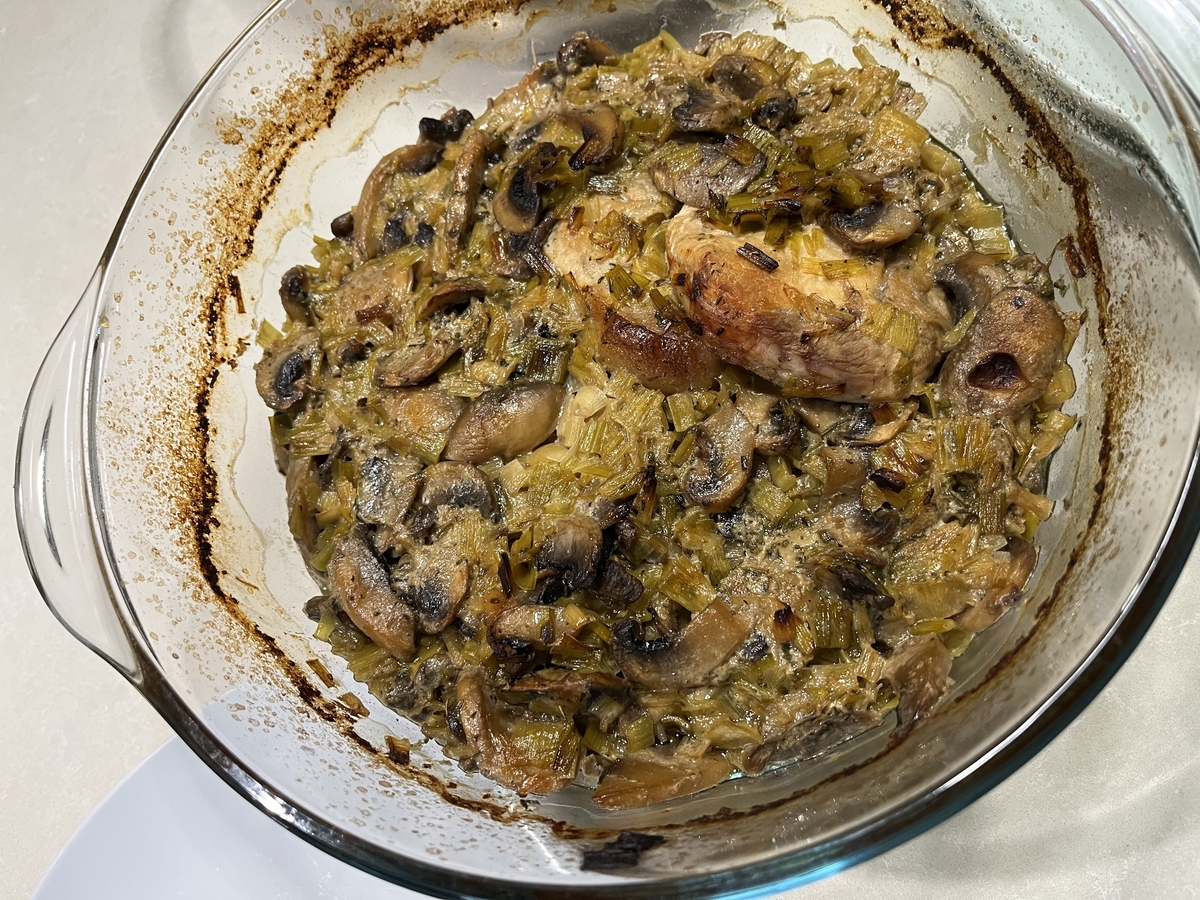 Снимка на Вратни пържоли с праз и гъби в иенски съд с крем супа от праз