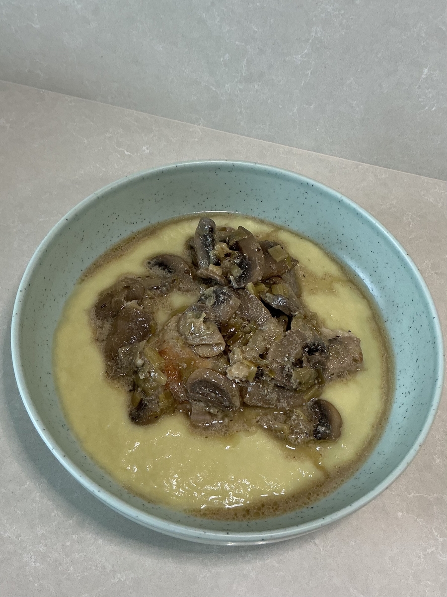 Вратни пържоли с праз и гъби в иенски съд с крем супа от праз