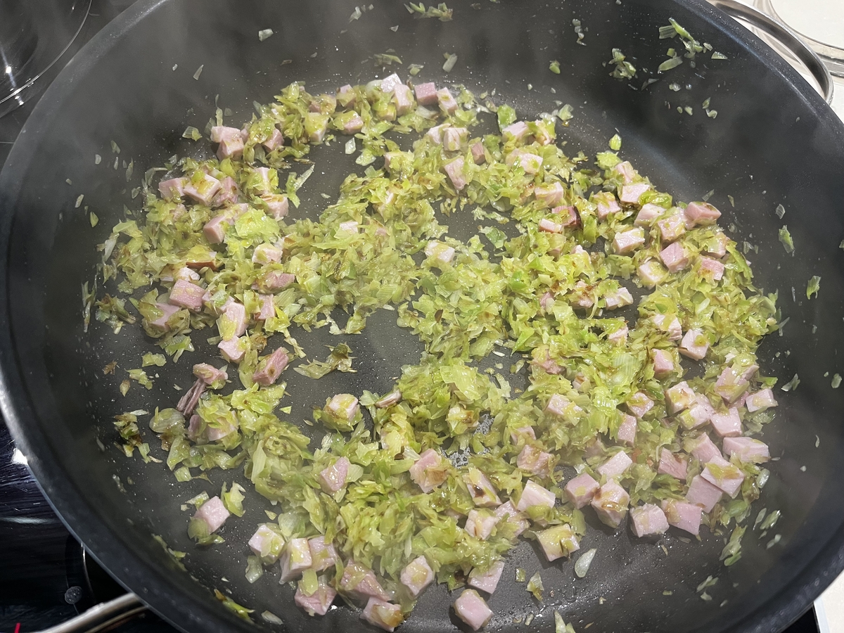 Снимка на Картофена запеканка с праз, сирене и шунка