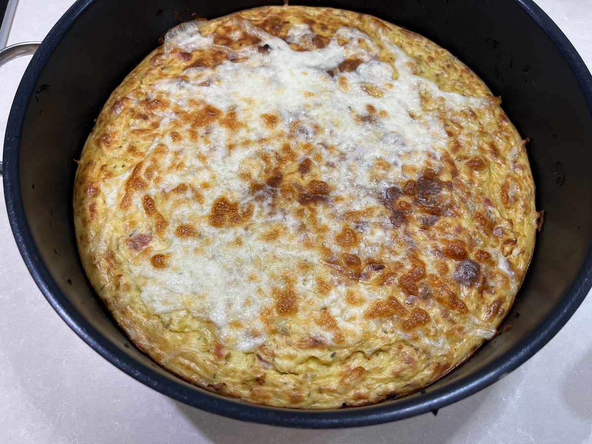 Картофена запеканка с праз, сирене и шунка