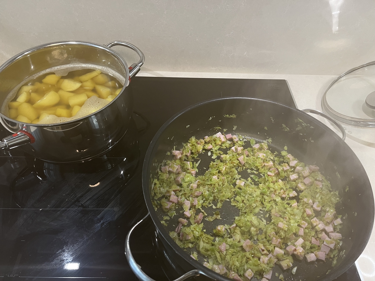 Снимка на Картофена запеканка с праз, сирене и шунка