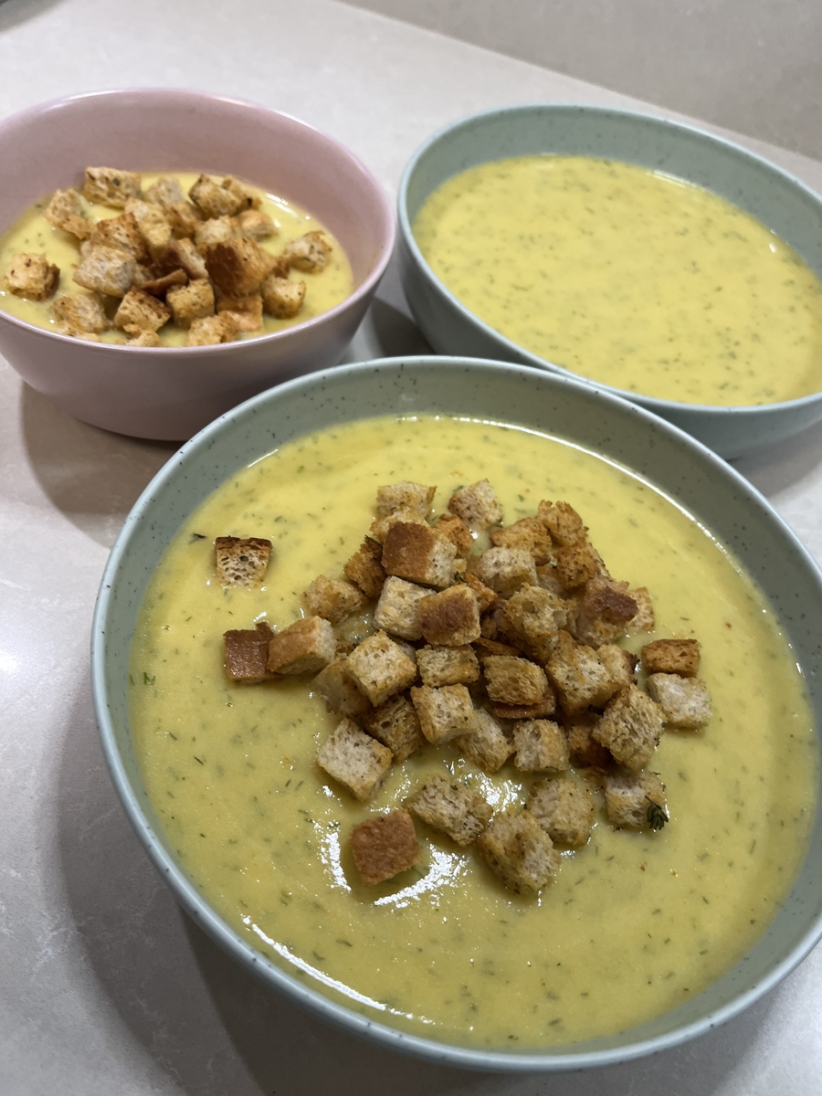 Крем супа от тиквички с крема сирене и крутони