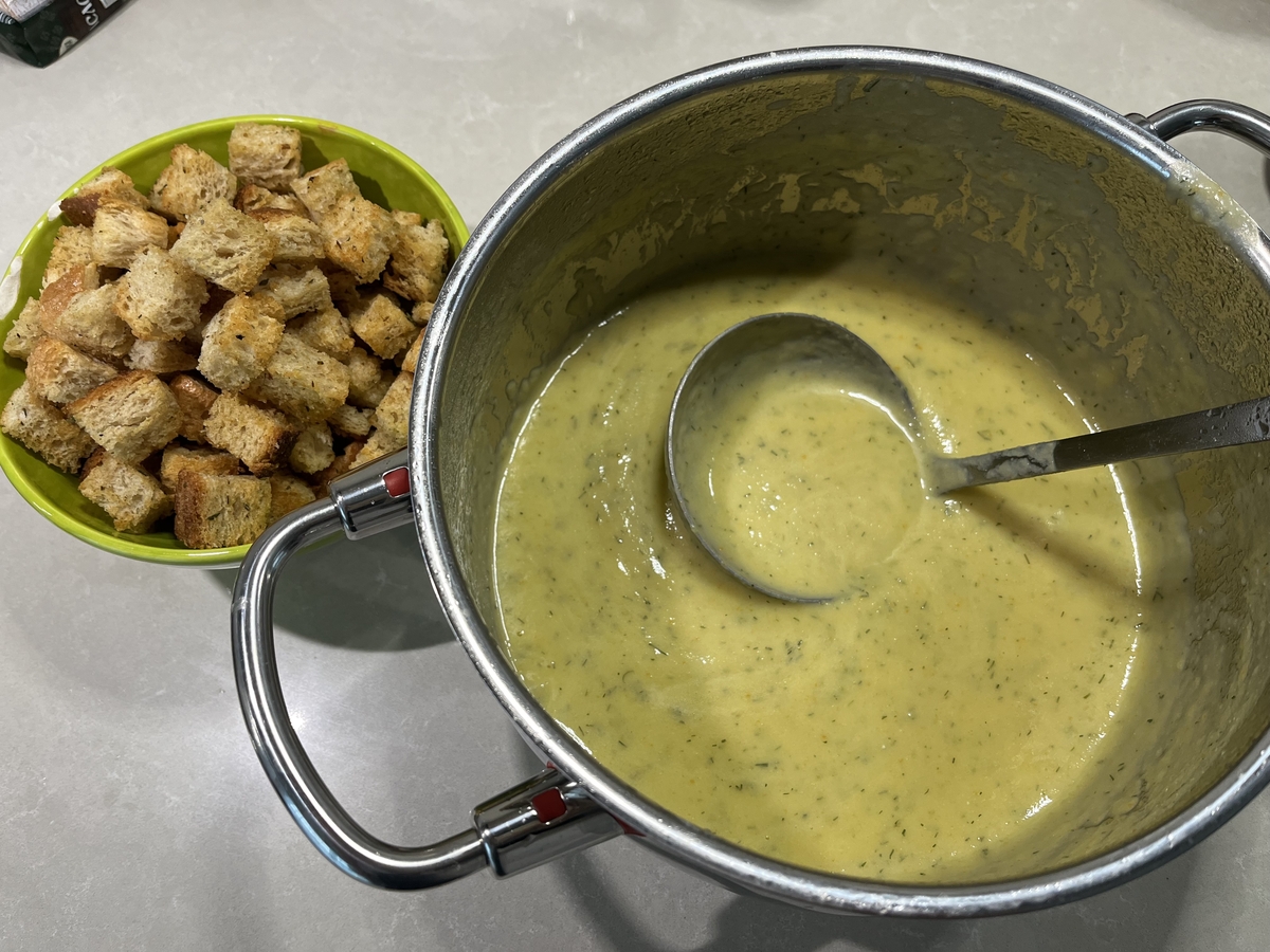 Крем супа от тиквички с крема сирене и крутони