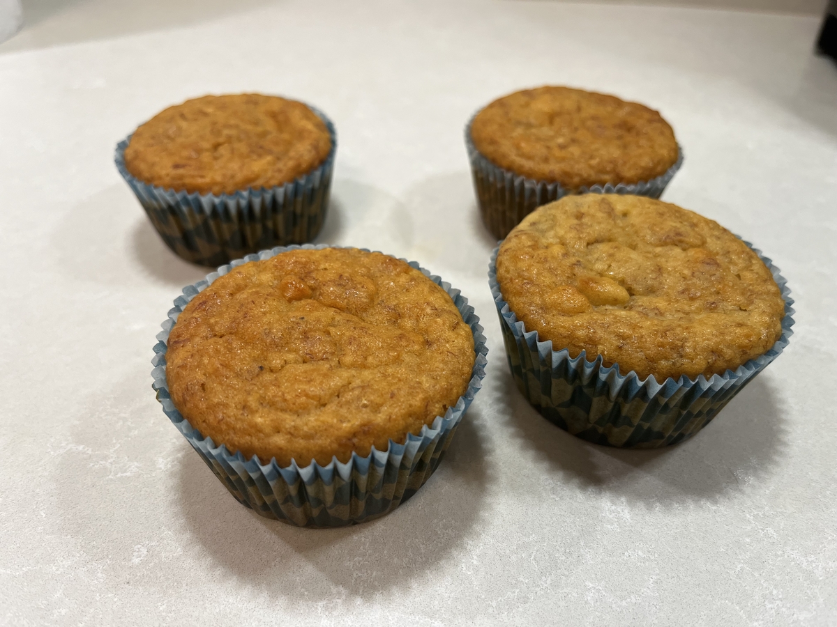 Снимка на Детски безглутенови мъфини с банан, кленов сироп и стафиди