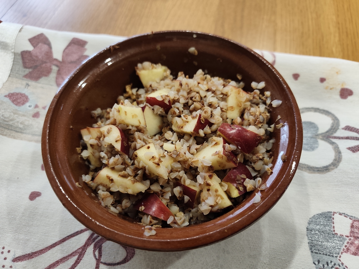 Гречка с ябълки