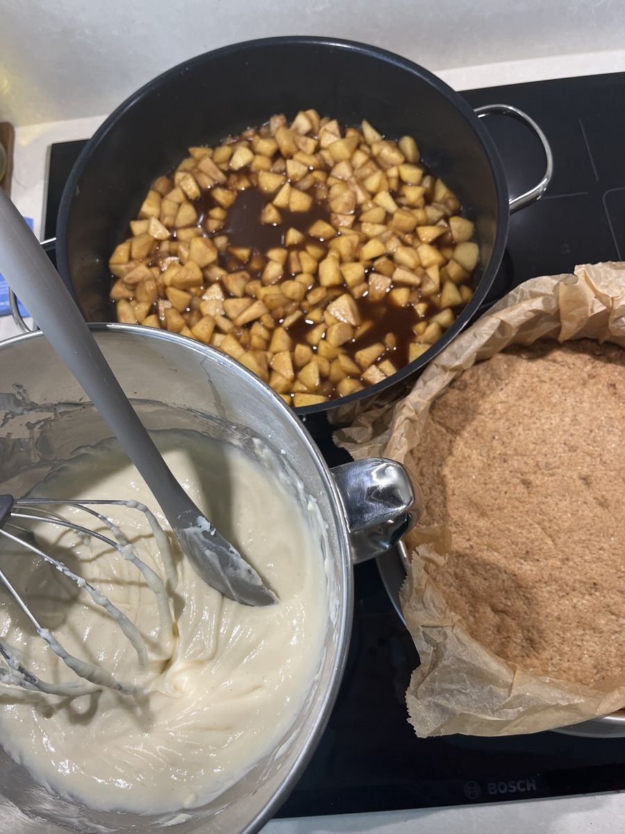 Снимка на Ябълков крамбъл чийзкейк без глутен