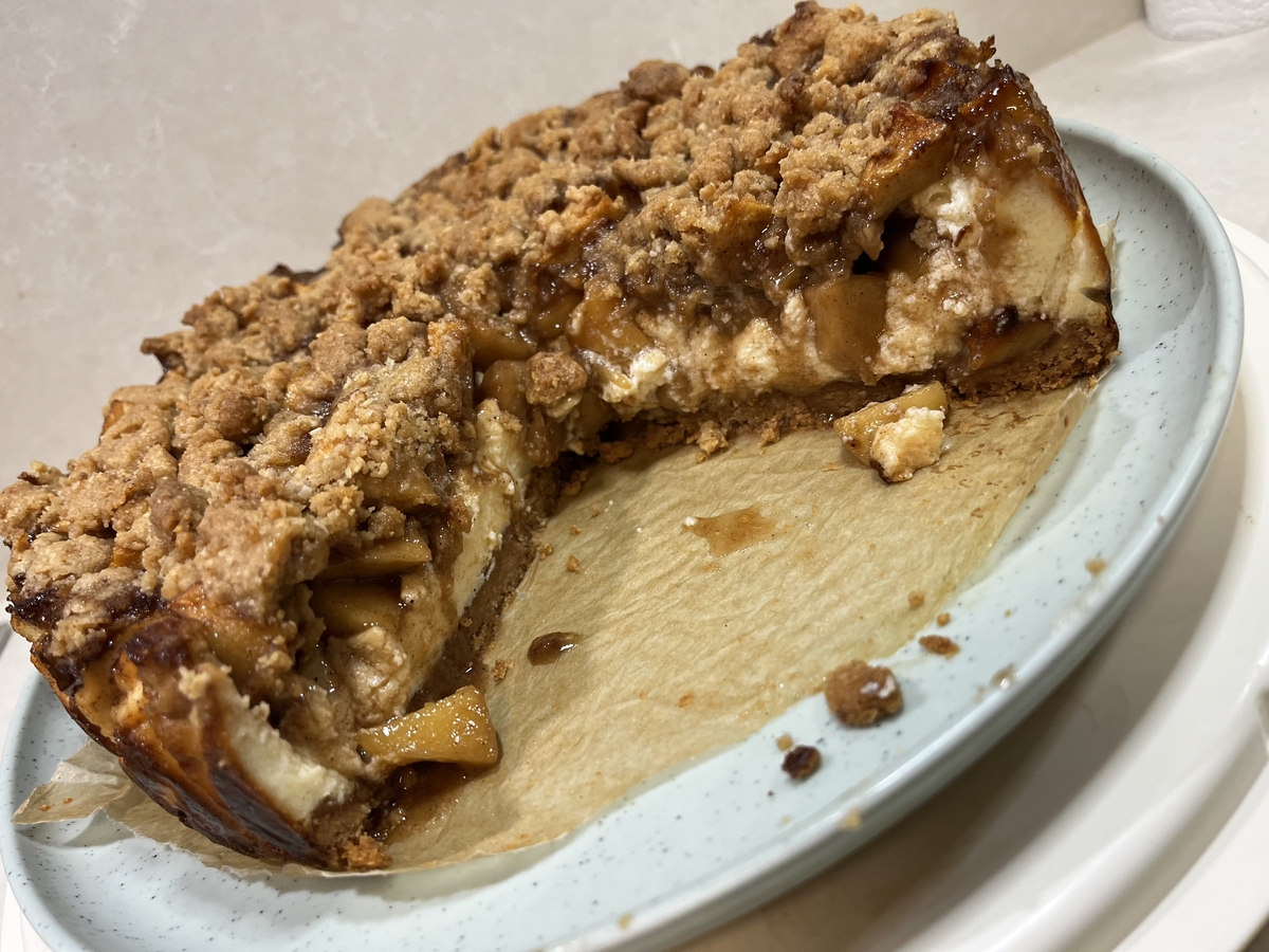 Снимка на Ябълков крамбъл чийзкейк без глутен